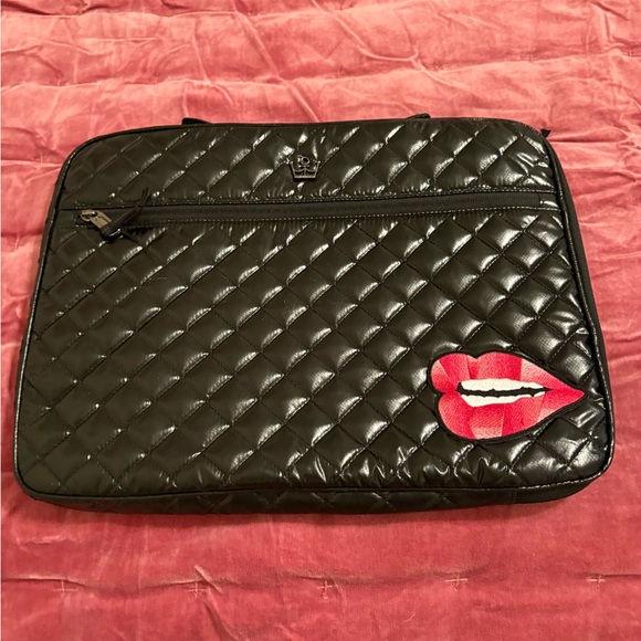Oliver Thomas Black Quilted Laptop Bag with Red Lip Detail - Picture 1 of 6
